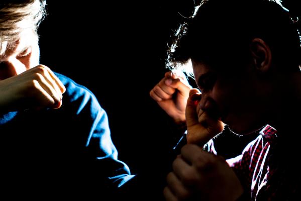 Bărbat atacat cu o macetă şi spray lacrimogen, pe terasa unui local din Hunedoara. Agresorul a fost trimis în judecată