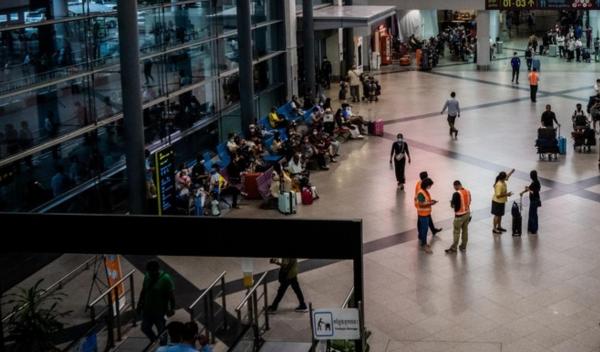 Aeroport plin de turişti, lăsat în beznă timp de 5 ore, deşi avea generatoare de rezervă. O pană de curent majoră a afectat mai multe zone din Kenya