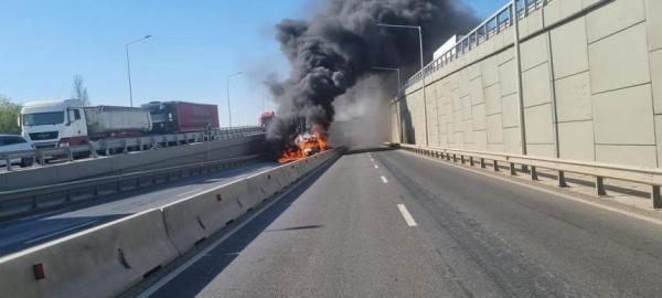 Maşină în flăcări, pe pasajul Domneşti. Traficul e restricţionat pe Centura Capitalei după ce un camion a luat foc