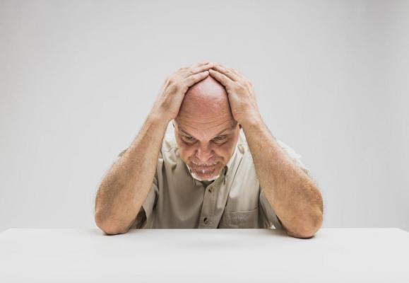 Mii de români solicită, anual, pensionarea pe caz de boală