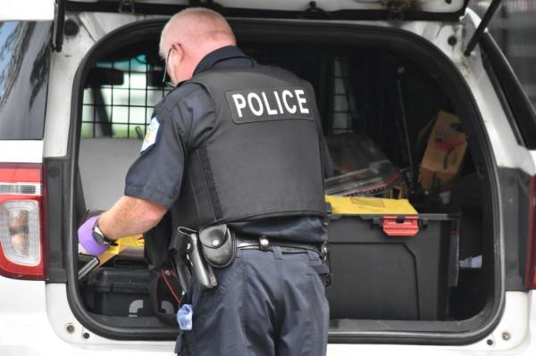 Echipă de televiziune din Chicago, jefuită în timp ce relata despre o serie de jafuri. Jurnaliştii, ameninţaţi cu arma