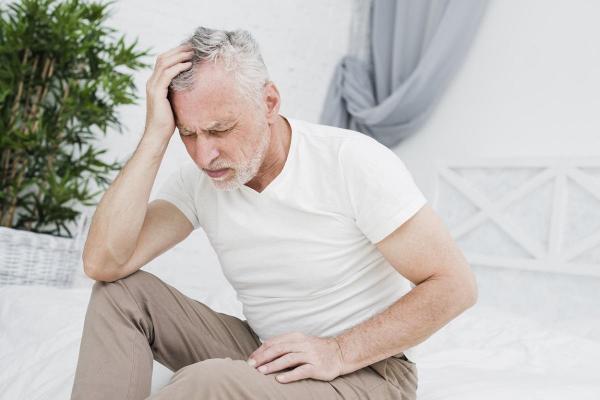 Anual, mii de români se pensionează pe caz de boală