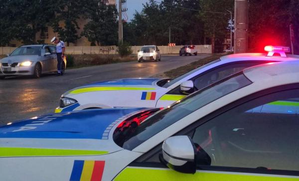 Drogat la volan, un bărbat a intrat cu maşina în stâlp. N-a fost singurul rănit: a băgat în spital şi un tânăr de 19 ani