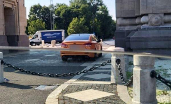 „Regii au prioritate, nu-i așa?” Un bucureștean a găsit locul ideal de parcare, deși nimeni nu înțelege cum a putut să-și lase mașina acolo