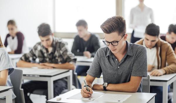 Bacalaureat 2023, sesiunea de toamnă. Competenţele lingvistice și digitale vor fi echivalate cu mediile din liceu