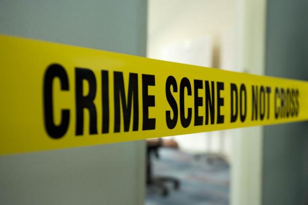 O femeie a reuşit să scape de soţul abuziv, după 12 ani de captivitate. Poliţiştii au găsit-o dezbrăcată, rasă pe cap şi subnutrită într-un apartament din Franţa