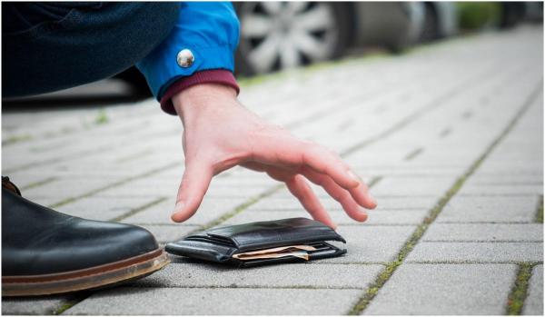 A pierdut banii pentru rechizitele copiilor, după o clipă de neatenție. Portofelul care ascundea o mică "avere", găsit lângă un coș de gunoi de polițiștii din Tecuci