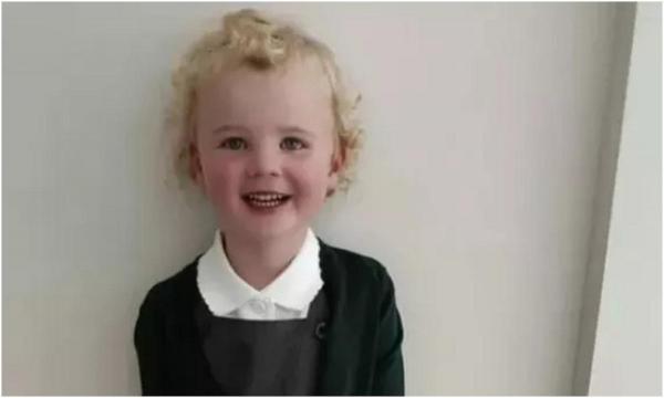 A murit cu câteva ore înainte de prima zi de școală, din cauza unei boli nemiloase. Părinții din UK o fotografiase pe micuța de 4 ani în uniformă