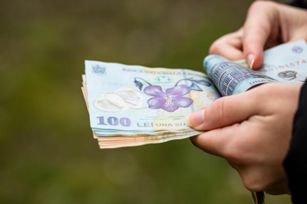 Salariul minim crește de la 3.000 la 3.300 de lei, de la 1 octombrie, anunță ministrul Câciu. Când va fi gata noua lege a pensiilor