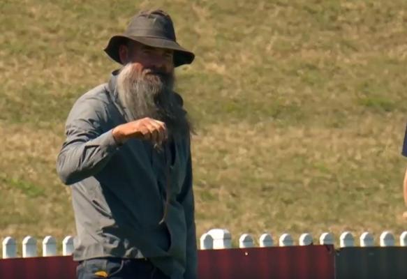 Partidă de fotbal amânată 30 de minute, după ce un musafir neaşteptat şi-a făcut apariţia pe teren. Organizatorii australieni au chemat specialistul să ia vietatea