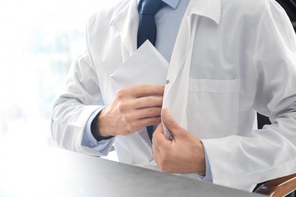 Directorul adjunct al ASSMB ar fi primit 20.000 euro mită de la managerul Spitalului Colentina, pentru numirea în funcţie - surse