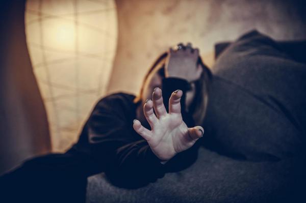 Un gunoier ademenea femei pe rețelele de socializare, le droga, viola și filma abuzul, apoi le trimitea prietenilor imaginile. Anchetă de amploare în Italia