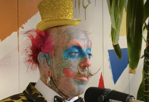 Un frizer care şi-a tatuat şi operat chipul pentru a arăta ca un clovn vrea să devină pastor. Bărbatul crede că e potrivit să fie slujitorul Domnului