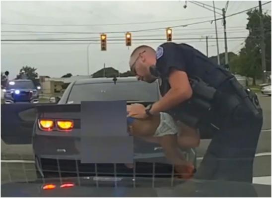 "Ajutor! Copilul meu moare!" Momentul în care un poliţist resuscitează un bebeluş în mijloc autostrăzii, în SUA. Salvarea contracronomentru, filmată