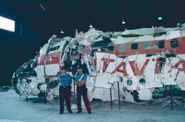 Avionul care s-a prăbuşit în Marea Tireniană lângă insula italiană Ustica (sud) în 1980, cu 81 de persoane la bord.