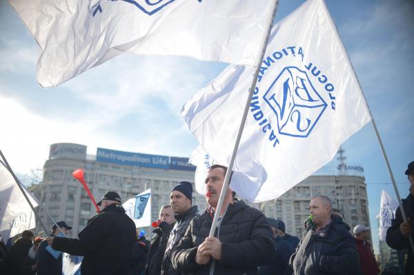 Protest al Blocului Naţional Sindical în faţa Palatului Victoria