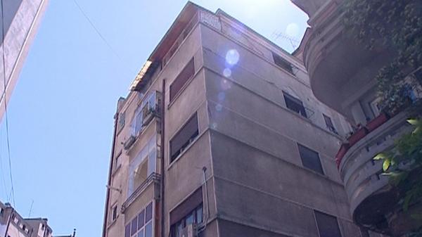 Câine aruncat de la etajul 5, în București. Nervos după o ceartă cu soția, un bărbat a azvârlit animalul pe geam