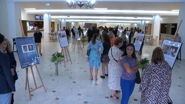 "E o luptă pe care trebuie să o ducem încă". Foştii consumatori de droguri şi familiile lor şi-au spus poveştile la Sibiu pentru a trage un semnal de alarmă