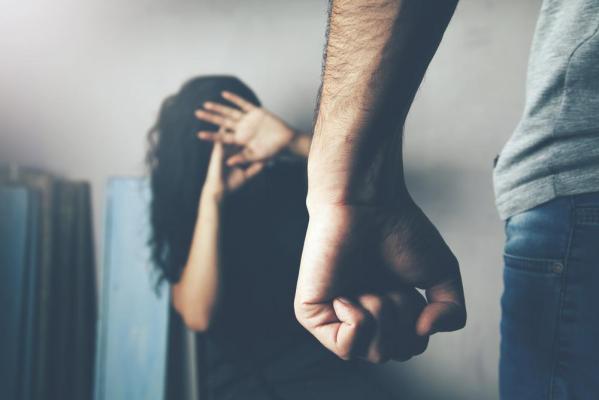 O femeie a scăpat cu viaţă ca prin minune după ce fost sugrumată şi înjunghiată de propriul soţ. Clipe de groază într-un apartament din Oradea