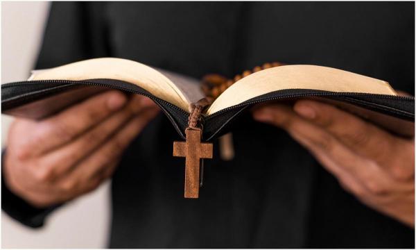 Preot din Spania, arestat după ce ar fi agresat sexual mai multe femei. Le droga, apoi se filma în timp ce profita de ele