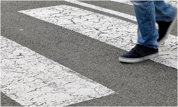 A lovit un copilaș pe trecerea de pietoni, apoi a fugit de la fața locului fără să-i pese. Femeia, găsită în trafic de poliștii din Iași