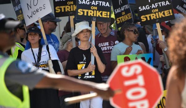 "Lights, camera, action". Greva scenariştilor de la Hollywood s-a încheiat după 148 de zile. Ce include contractul negociat cu studiourile