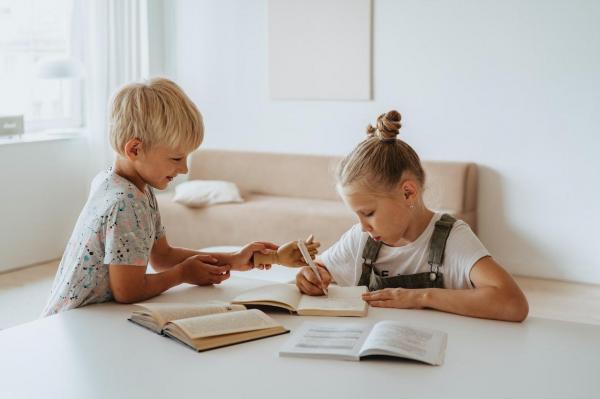 (P) Educația copiilor în familie: De ce este importantă educația copiilor cu părinți aflați la muncă în străinătate?