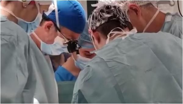O fată de 17 ani, care pierduse orice speranţă la viaţă, a primit o nouă şansă. I-a fost implantată o inimă artificială, în premieră în România