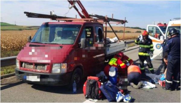 Șofer în stare gravă, după ce a fost supulberat pe A3. Bărbatul se oprise pe banda de urgență pentru că avea o problemă la mașină