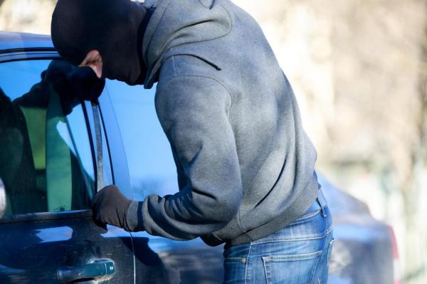 Bărbat din Braşov, arestat după ce a furat o maşină şi l-a şantajat pe proprietar. Suma ridicolă pe care a cerut-o
