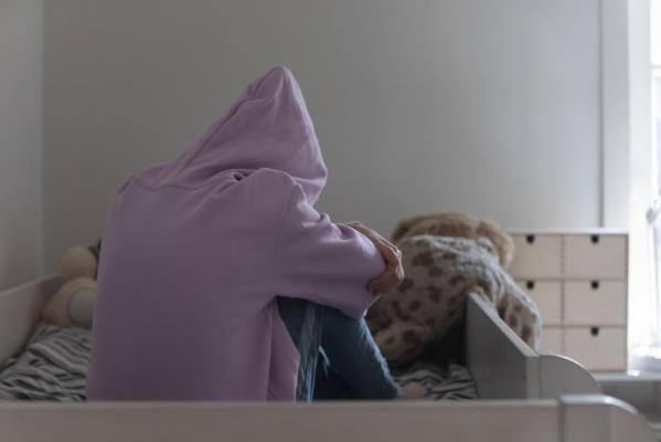 Gest halucinant al unui bărbat din Argeş: s-a încuiat în dormitor cu o minoră de 16 ani, fără niciun motiv. Fata a fost adusă în casă de fiica acestuia