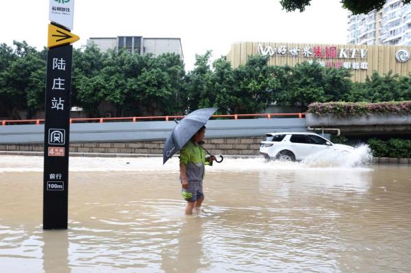 Furtunile care au lovit miercuri dimineaţă zona de sud-est a Chinei au dus la inundaţii şi blocaje în toată provincia Fujian.