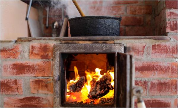 Viață pierdută, în noaptea dintre ani. O bătrână de 70 de ani a murit după jarul a căzut din sobă iar casa i-a fost mistuită de flăcări, în Botoșani