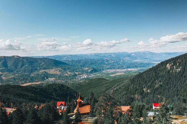 Staţiunea Straja este situată în judeţul Hunedoara