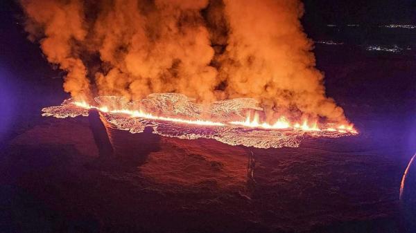 Erupție vulcanică în apropiere de Reykjavik, capitala Islandei. Un oraș întreg a fost evacuat