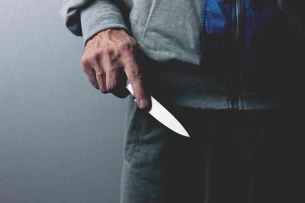 Atac în toiul nopţii. Un bărbat a fost înjunghiat cu un cuțit lângă o sală de jocuri din Pitești. Un suspect, reţinut