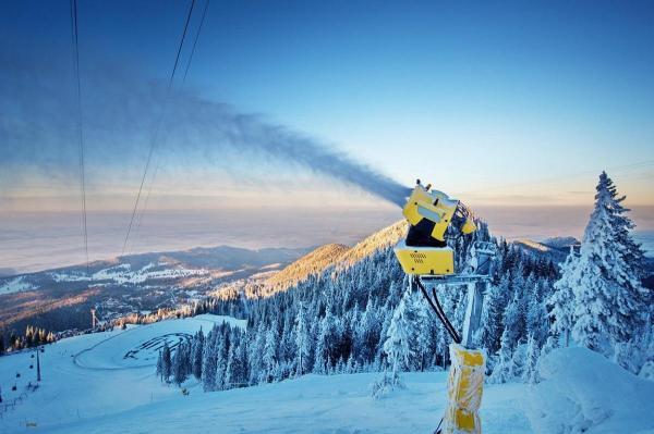Tot mai mulţi români au început să schieze, deşi este considerat un sport costisitor