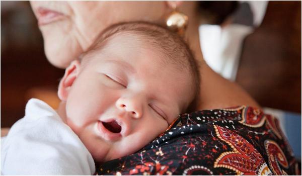 O tânără din UK i-a interzis soacrei să-i mai țină bebelușul în brațe dacă nu-și face duș înainte