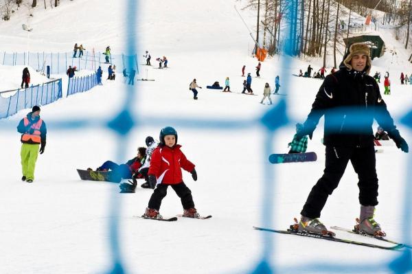 Tot mai mulţi români preferă să meargă la schi în staţiuni din Europa