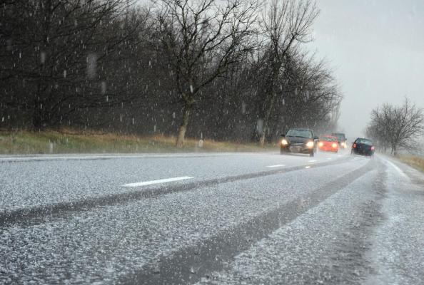 ANM a emis o informare de vreme severă până vineri dimineaţă. Val de ploi și vânt peste vestul, centrul și nordul țării