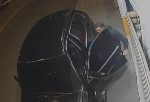 Momentul în care liderul unui grupări interlope din Atena e ciuruit de gloanţe, în propria benzinărie. Poliţia a găsit peste 90 de cartuşe de Kalaşnikov