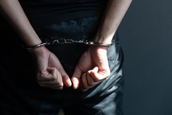 Un tânăr şi-a înscenat un jaf pentru a ascunde că a pierdut 40.000 de euro la păcănele. A spus că a fost bătut şi legat cu bandă adezivă