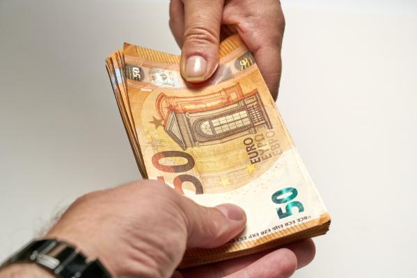 Plăţile cash peste 10.000 de euro vor fi interzise. Decizia luată la nivelul UE