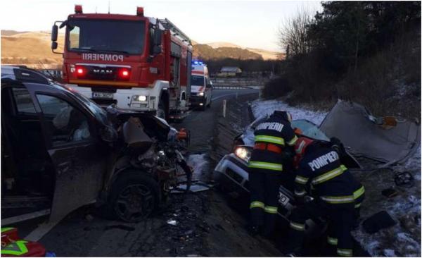 Accident rutier cu un mort și doi răniți, în Cluj. Un bărbat de 50 de ani și-a pierdut viața după ce mașina în care se afla s-a izbit violent cu un alt vehicul