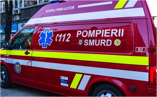 Cinci răniți, printre care un copil de un an, după un accident în Caraș-Severin. Șoferul unei mașini a intrat pe contrasens și s-a izbit violent alt vehicul