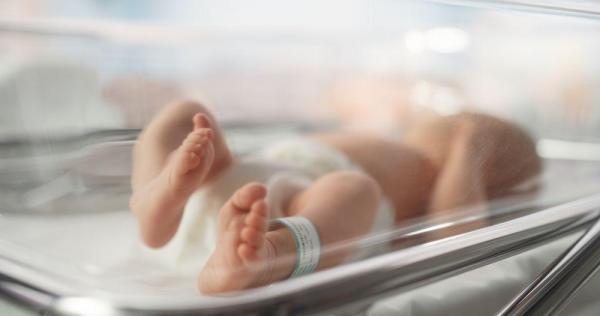Un bebeluş de 11 luni a murit, pentru că ar fi fost hrănit prea mult. Micuţul s-a stins chiar în timp ce mama lui îi dădea să mănânce, în Franţa