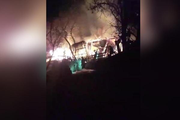 Imobilizat la pat, un octogenar a murit ars de viu în flăcările care i-au cuprins gospodăria, în Cluj. O femeie a ieşit la timp din casă