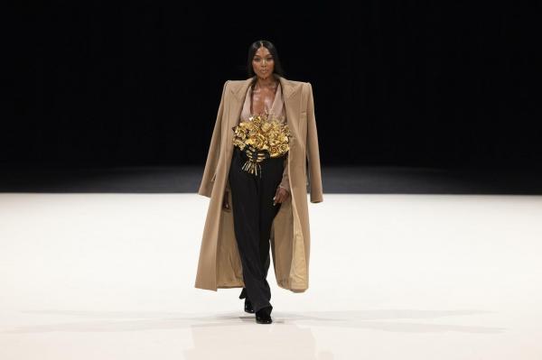 Naomi Campbell a revenit pe podium la 53 de ani, la Săptămâna Modei de la Paris