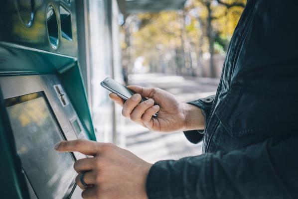 A încercat să scoată bani contactless de la bancomat, dar cel care a venit după el i-a furat 500 de lei. Ce pedeapsă va primi clujeanul