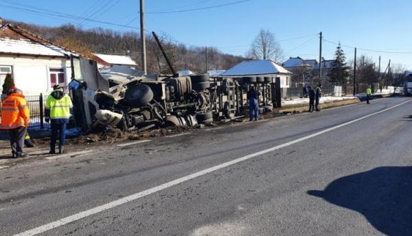 TIR răsturnat în comuna Drăganu din Argeş